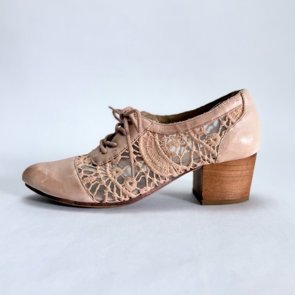 Anthropologie Latigo “Mystique”Blush  Lace Oxford Heels